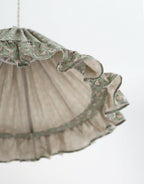 Suspension conique : bord volanté en tissu vert à motifs de petits hérissons