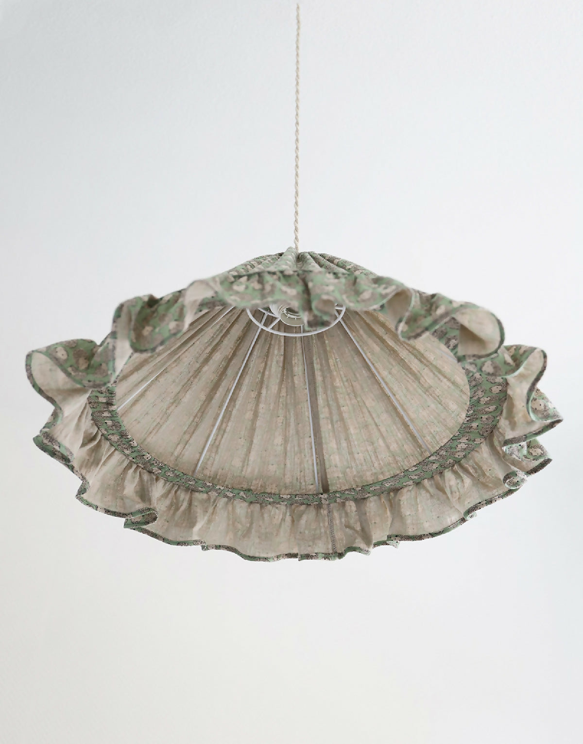 Suspension conique en tissu vert clair à volants, vue de dessus