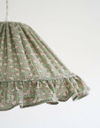 Suspension conique en tissu vert clair, plis et motifs de petits hérissons