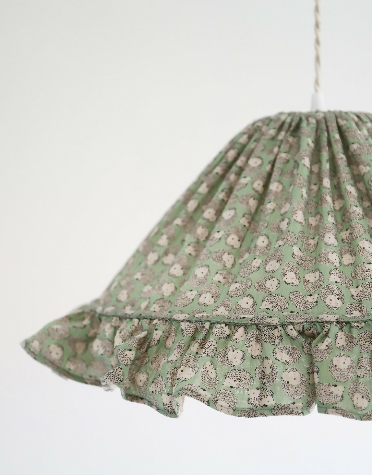 Suspension conique en tissu vert à motifs de petits hérissons, bord volanté