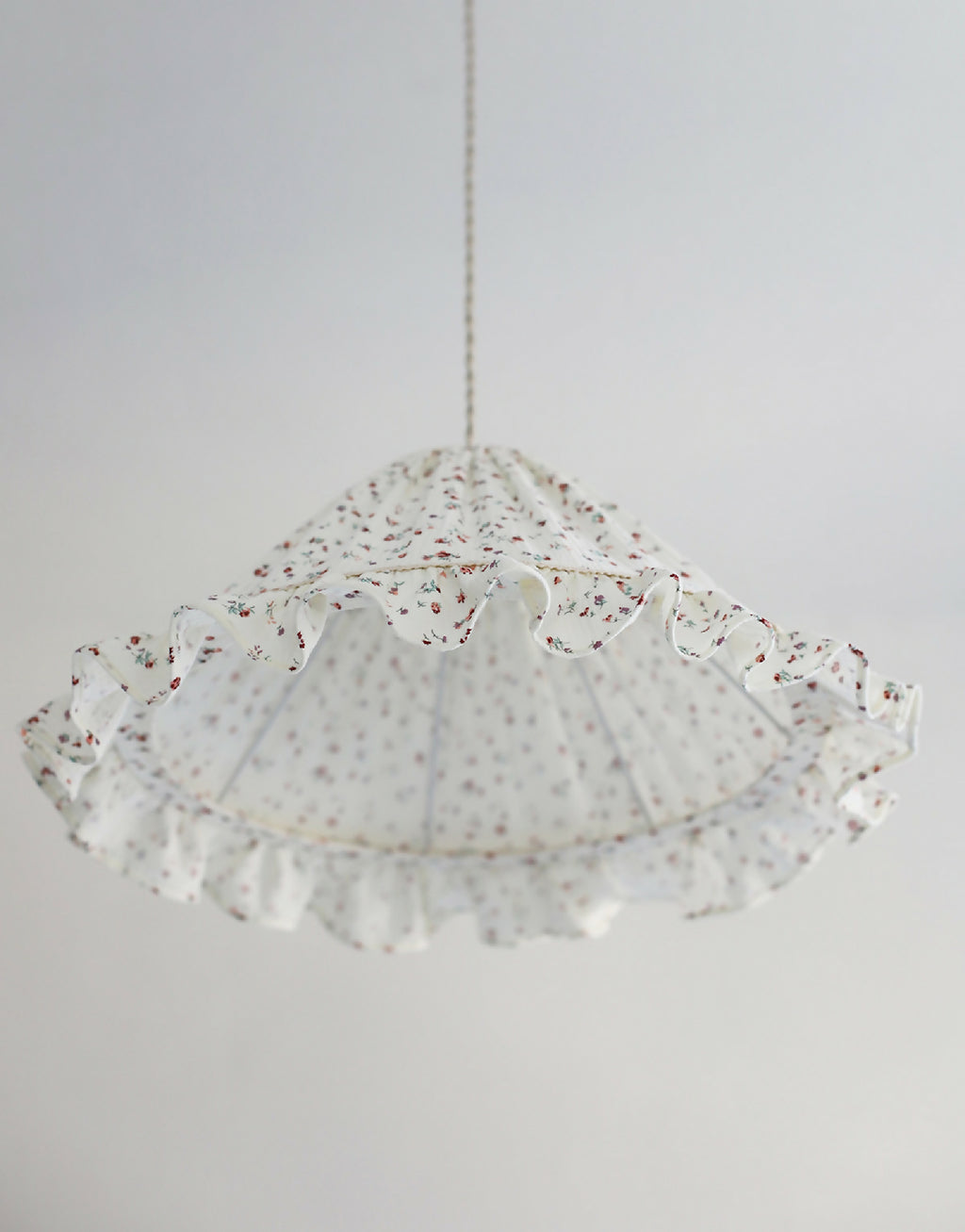Suspension conique Emilia « tiny flowers » avec volant froncé, motif floral multicolore