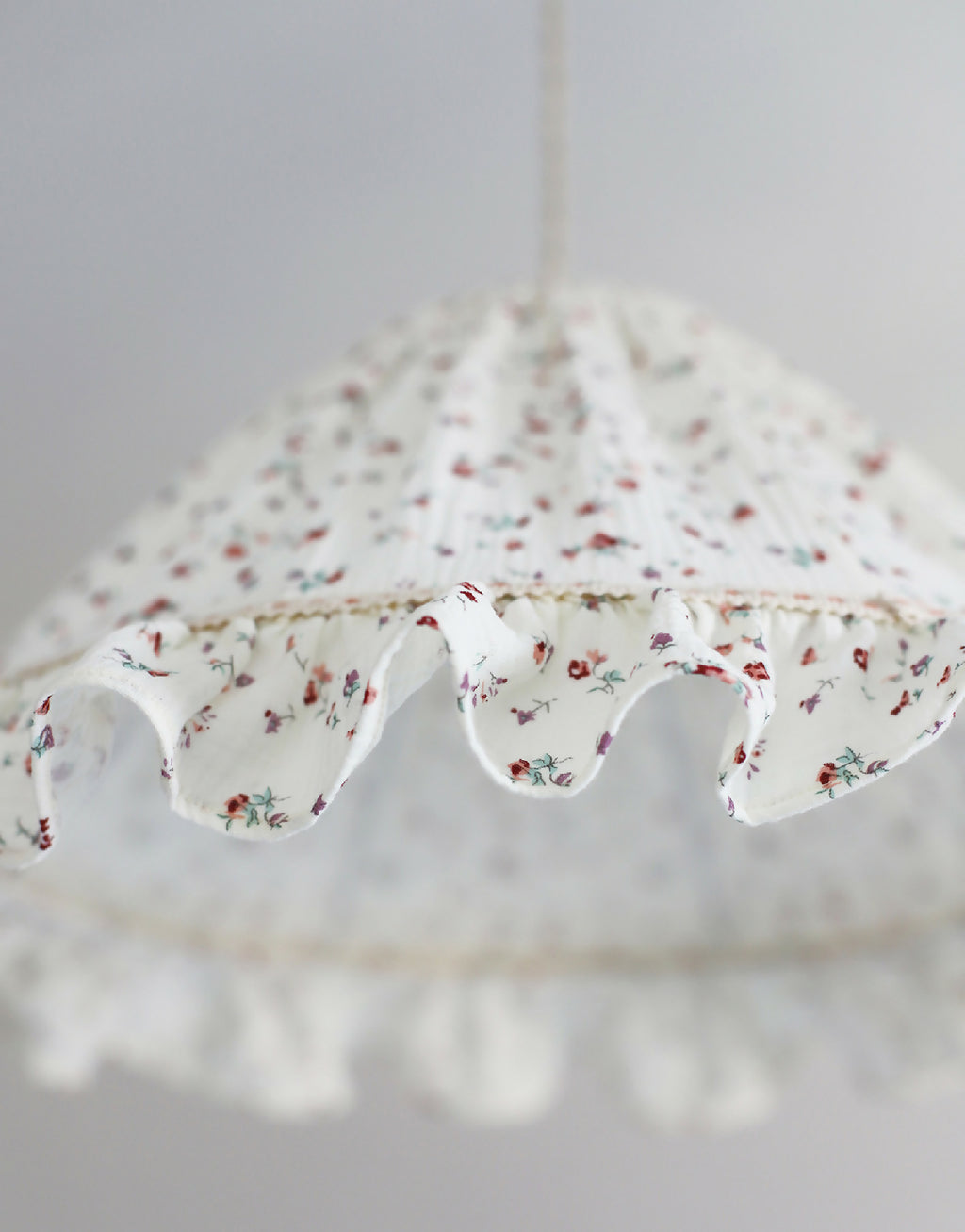 Abat-jour conique Emilia « tiny flowers » avec volant ondulé, motif fleurs