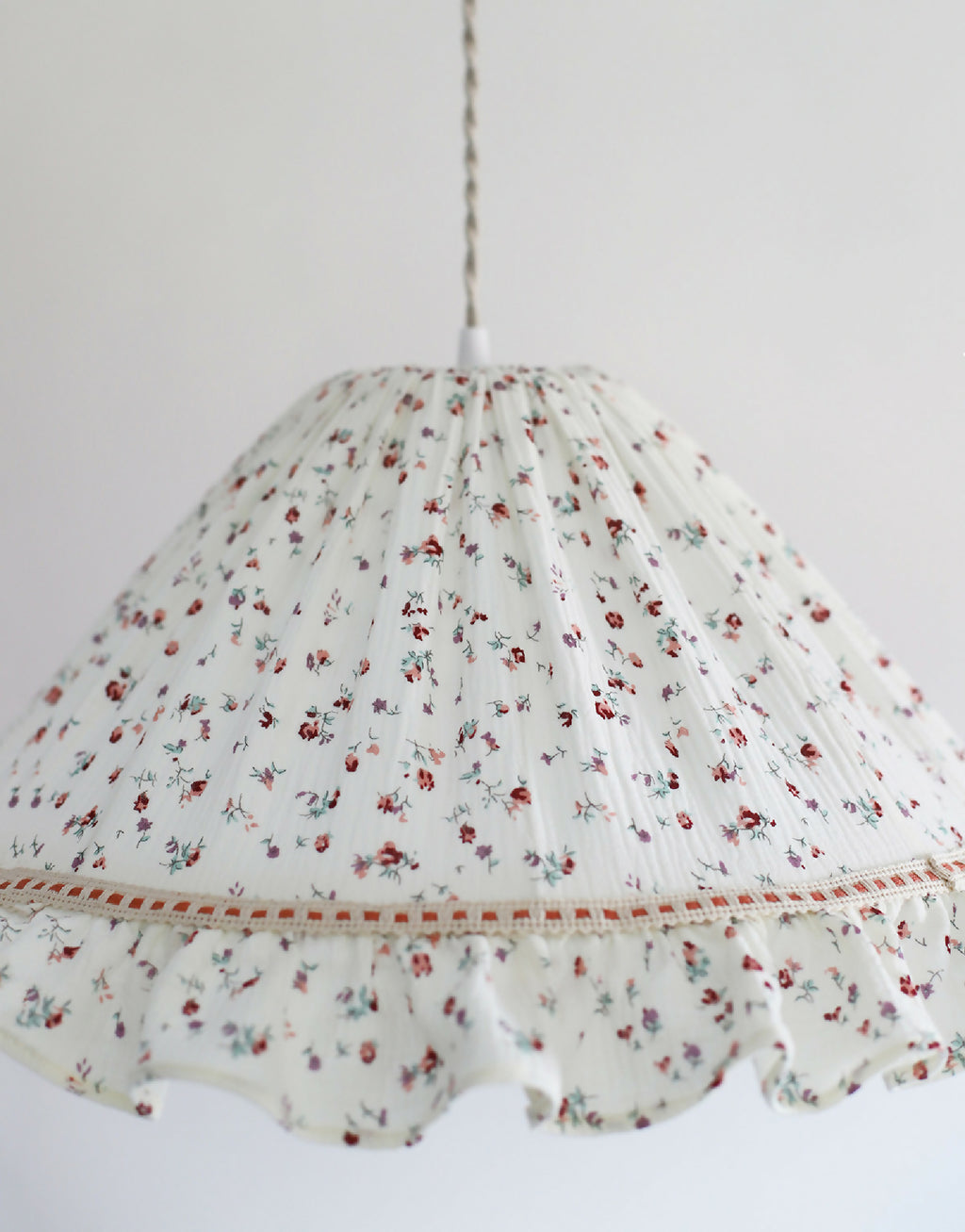 Suspension conique Emilia « tiny flowers » : volant froncé en bas, motif fleurs