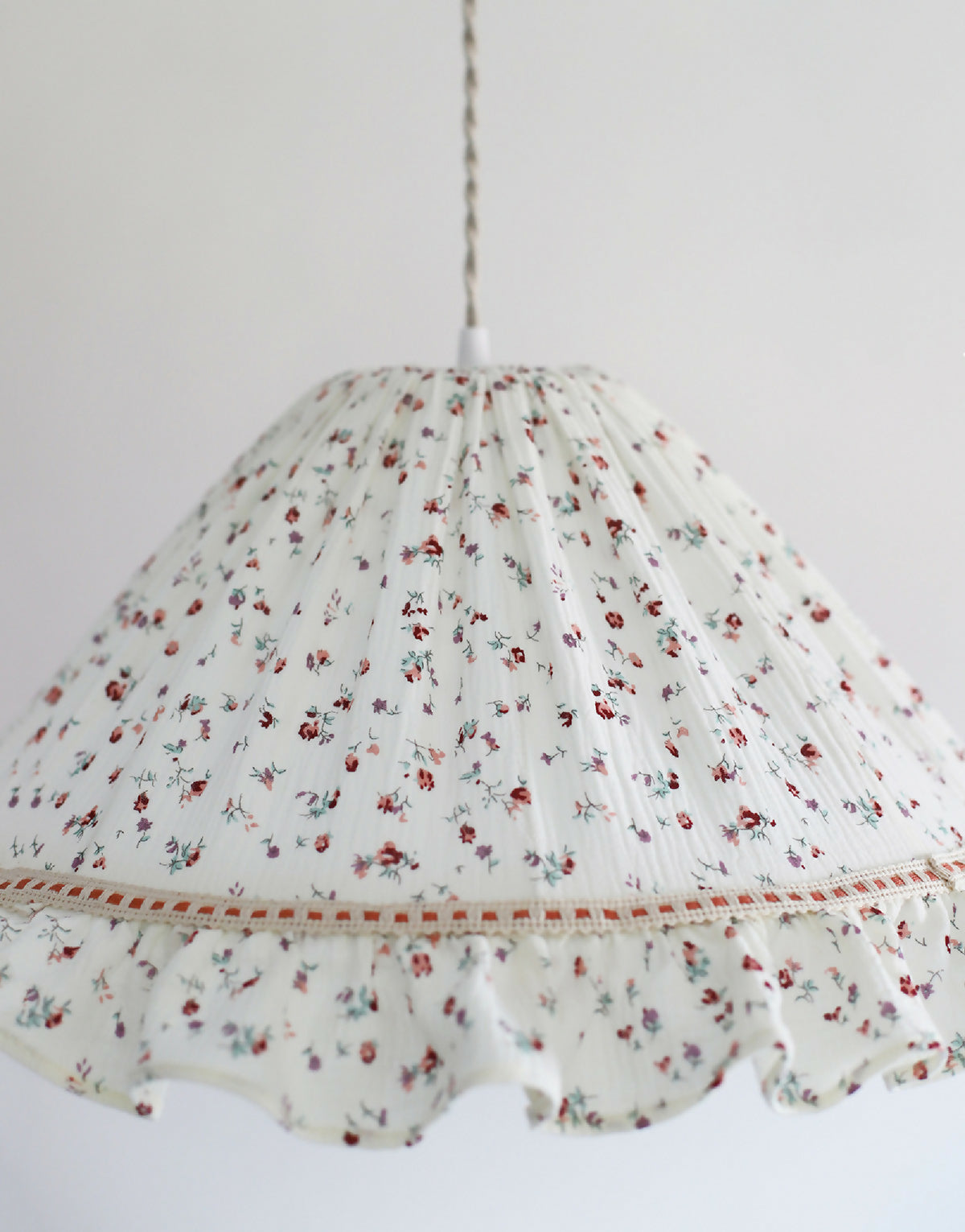 Suspension conique Emilia « tiny flowers » : volant froncé en bas, motif fleurs