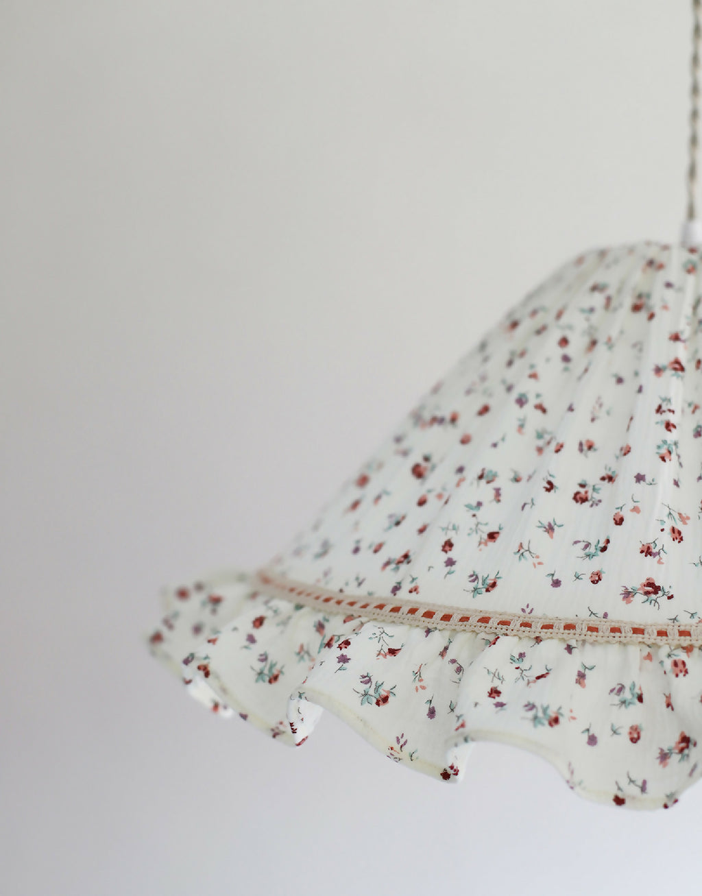 Suspension conique Emilia « tiny flowers » en tissu clair, volant à froufrous
