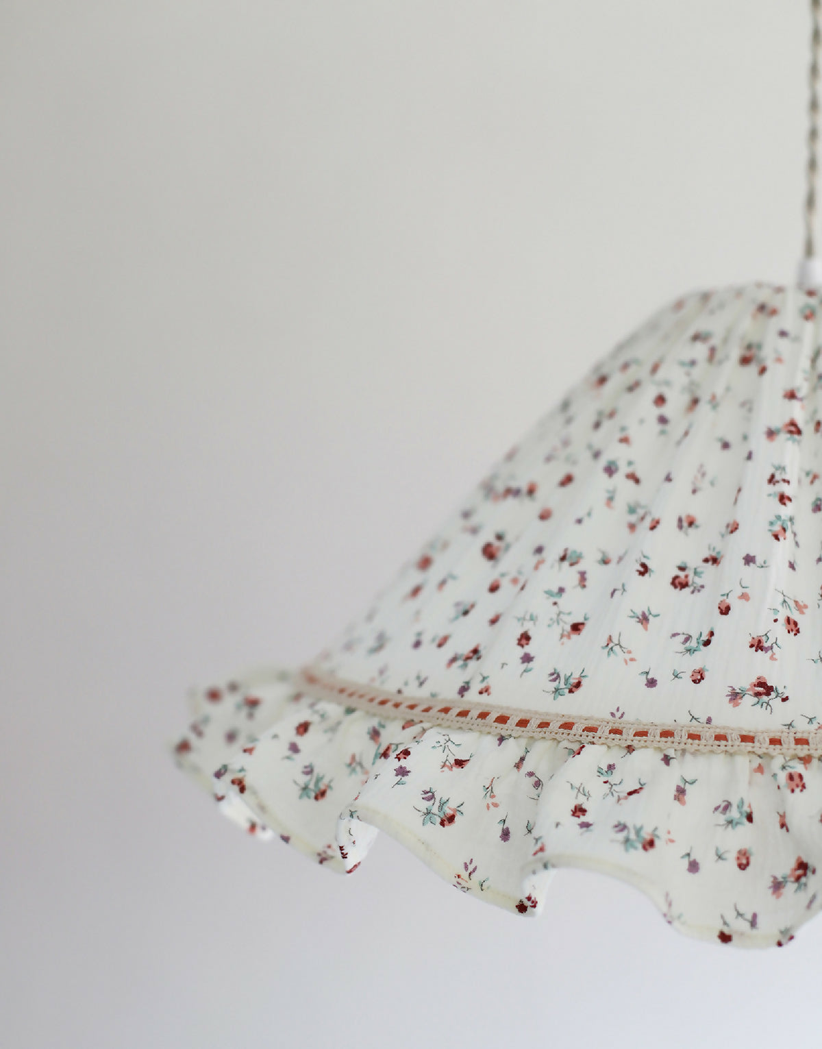 Suspension conique Emilia « tiny flowers » en tissu clair, volant à froufrous