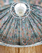 Suspension conique : montage central et tissu imprimé bleu-vert, franges dorées