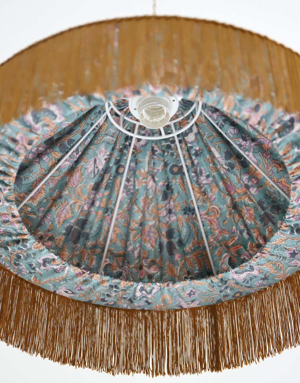 Plafonnier conique : intérieur en tissu imprimé bleu-vert, franges dorées