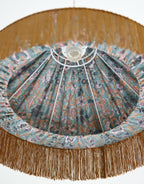 Plafonnier conique : intérieur en tissu imprimé bleu-vert, franges dorées