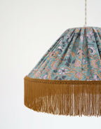 Suspension conique tissu imprimé bleu-vert, franges dorées au bas