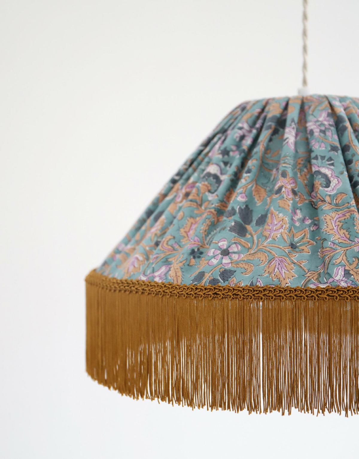 Suspension conique tissu imprimé bleu-vert, franges dorées au bas