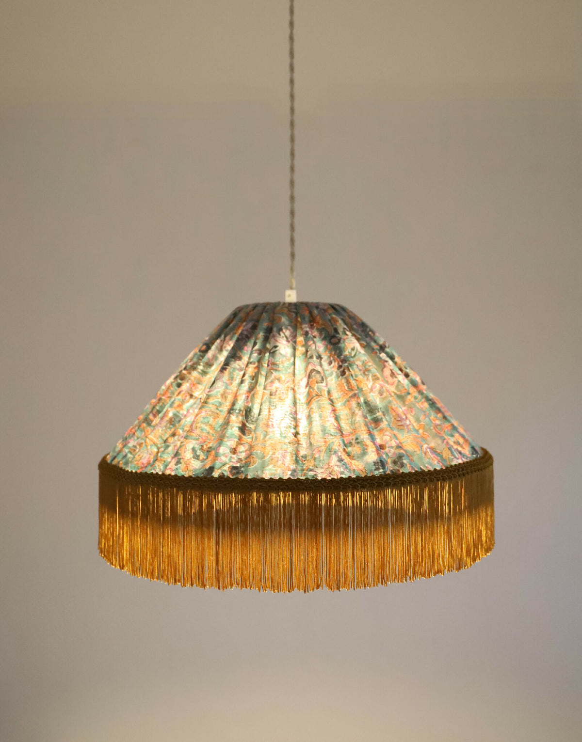 Suspension conique tissu imprimé multicolore, franges dorées en bordure