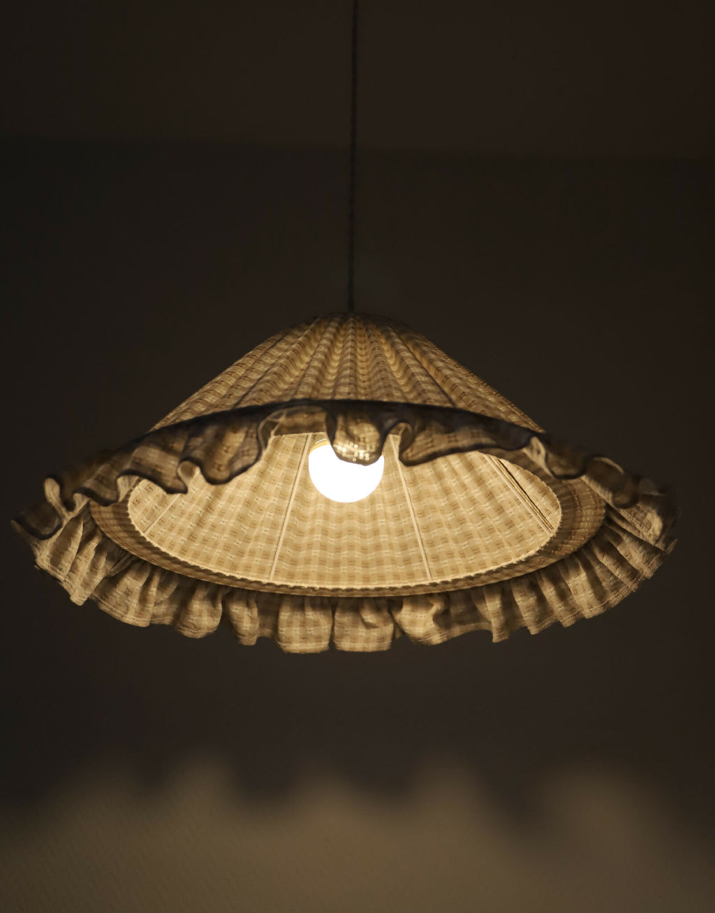 Suspension conique vichy beige avec volant double et abat-jour plissé