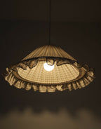 Suspension conique vichy beige avec volant double et abat-jour plissé