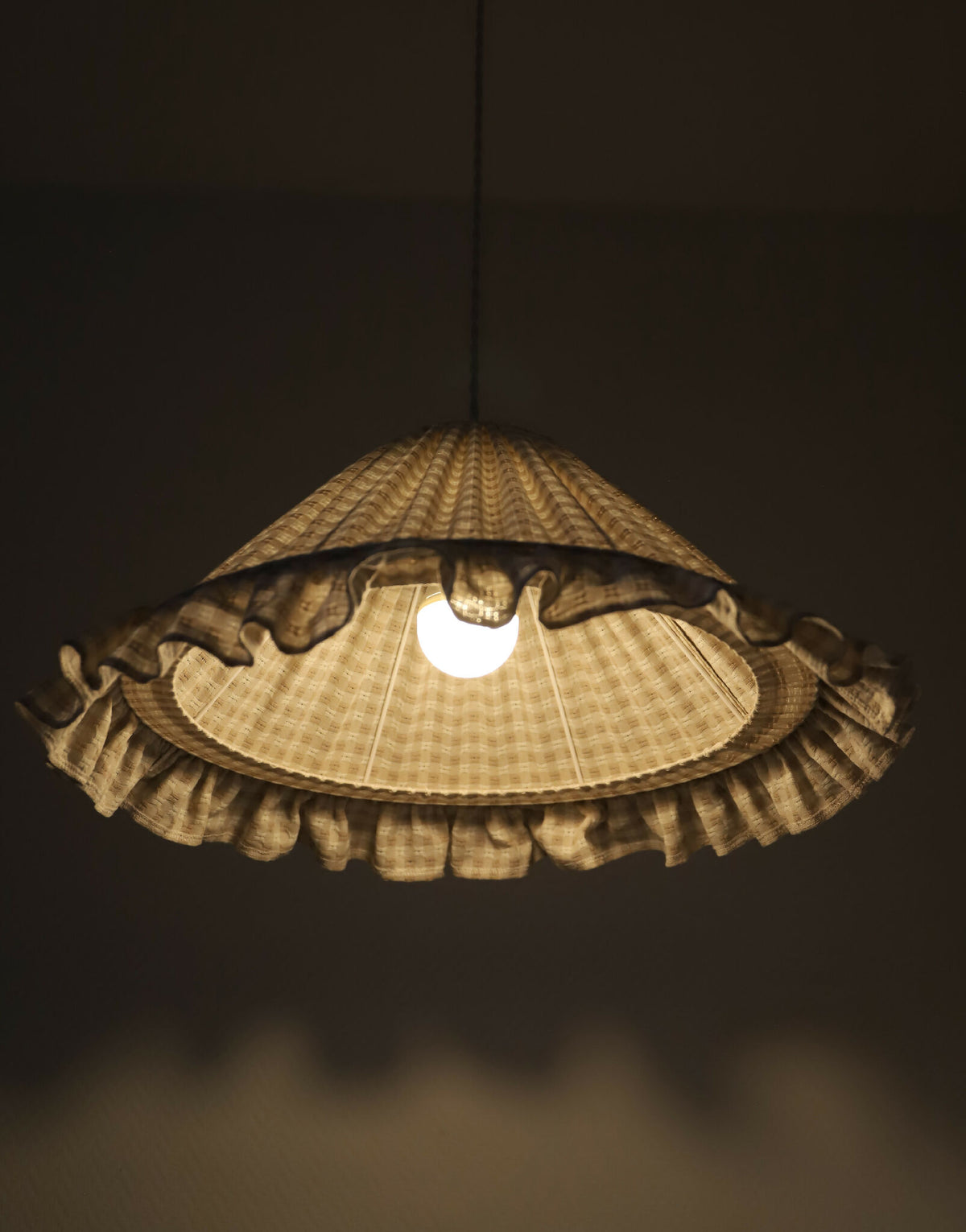 Suspension conique vichy beige avec volant double et abat-jour plissé