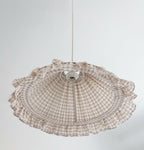 Suspension conique en vichy beige avec bord à volants et attache centrale