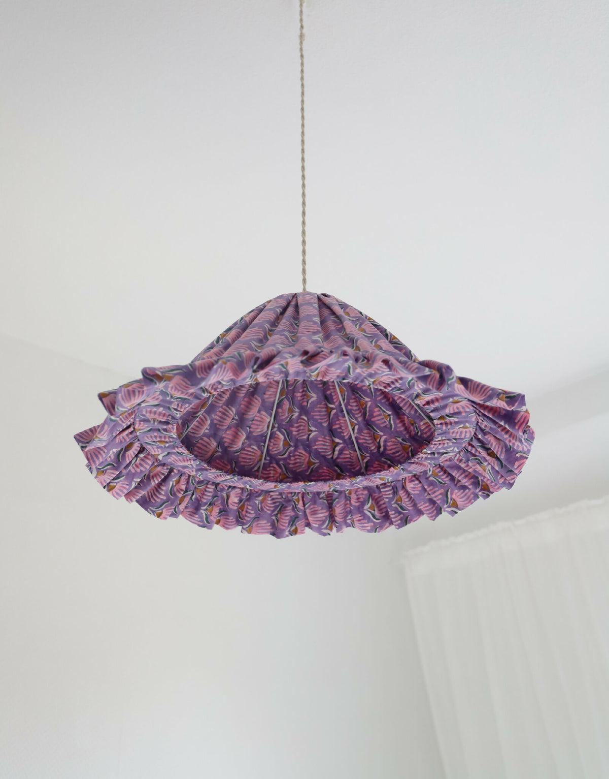 Suspension conique mauve à motif coquillage, volant froncé et câble de suspension