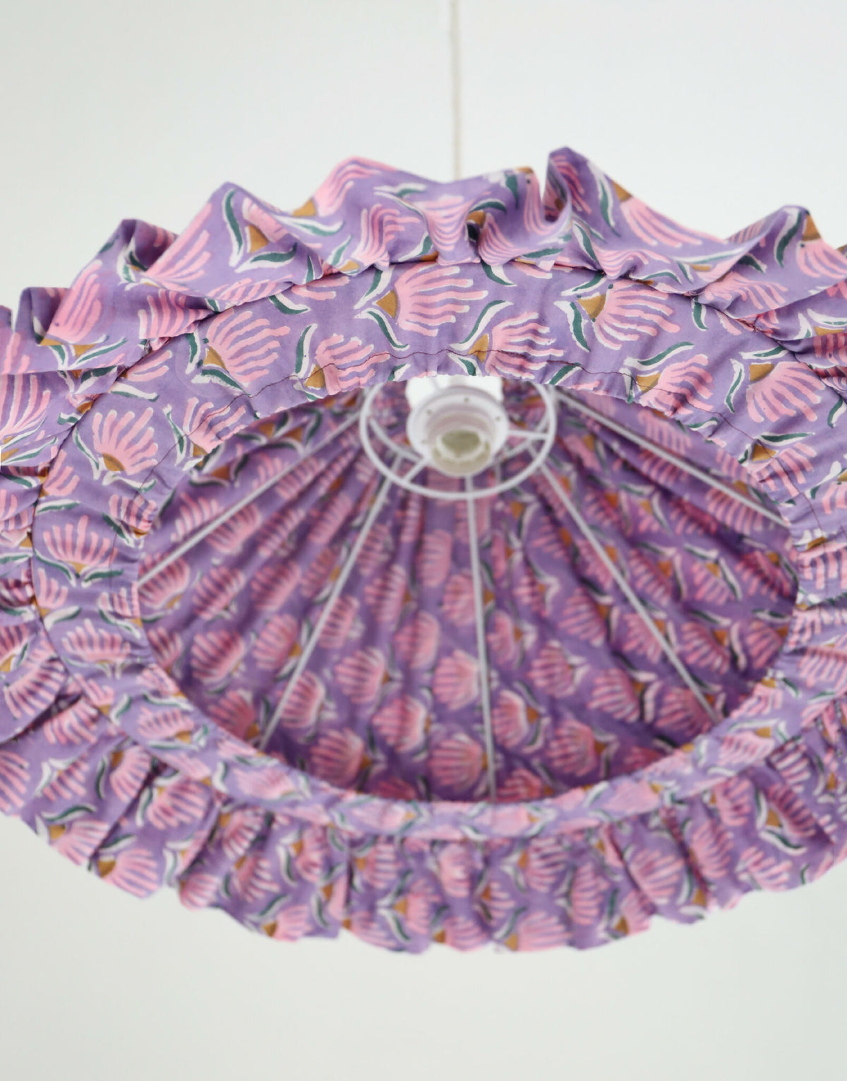 Suspension conique mauve à motifs coquillages avec entourage froncé et fixation centrale