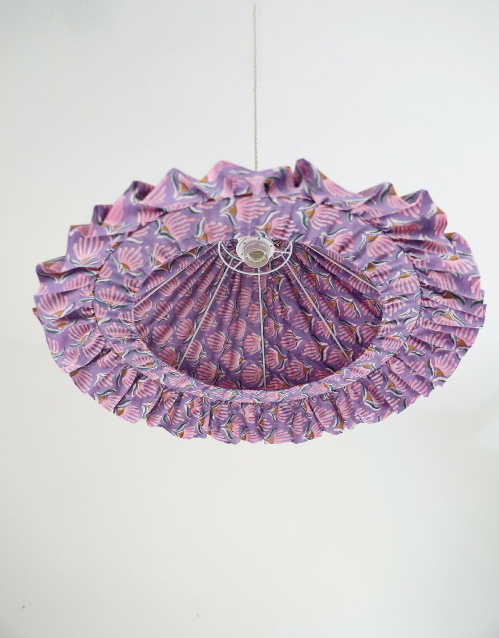 Suspension conique mauve à motifs coquillages, base froncée et patère centrale