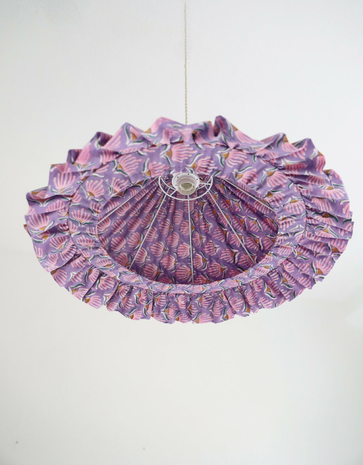 Suspension conique mauve à motifs coquillages, base froncée et patère centrale