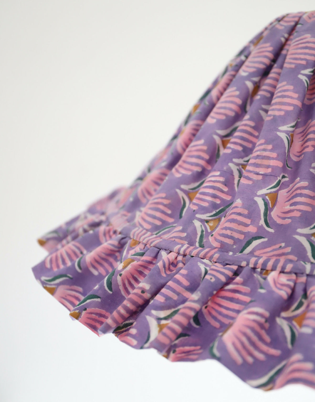 Suspension conique en tissu mauve imprimé, détails des fronces et du motif