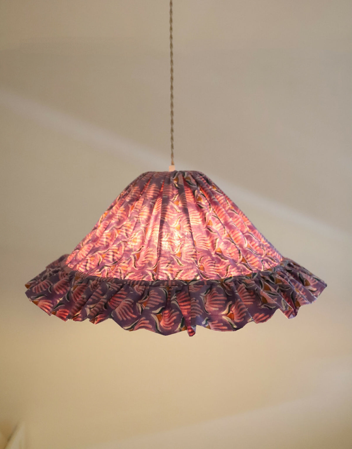 Suspension conique en tissu orange à motif, volant froncé et câble de suspension