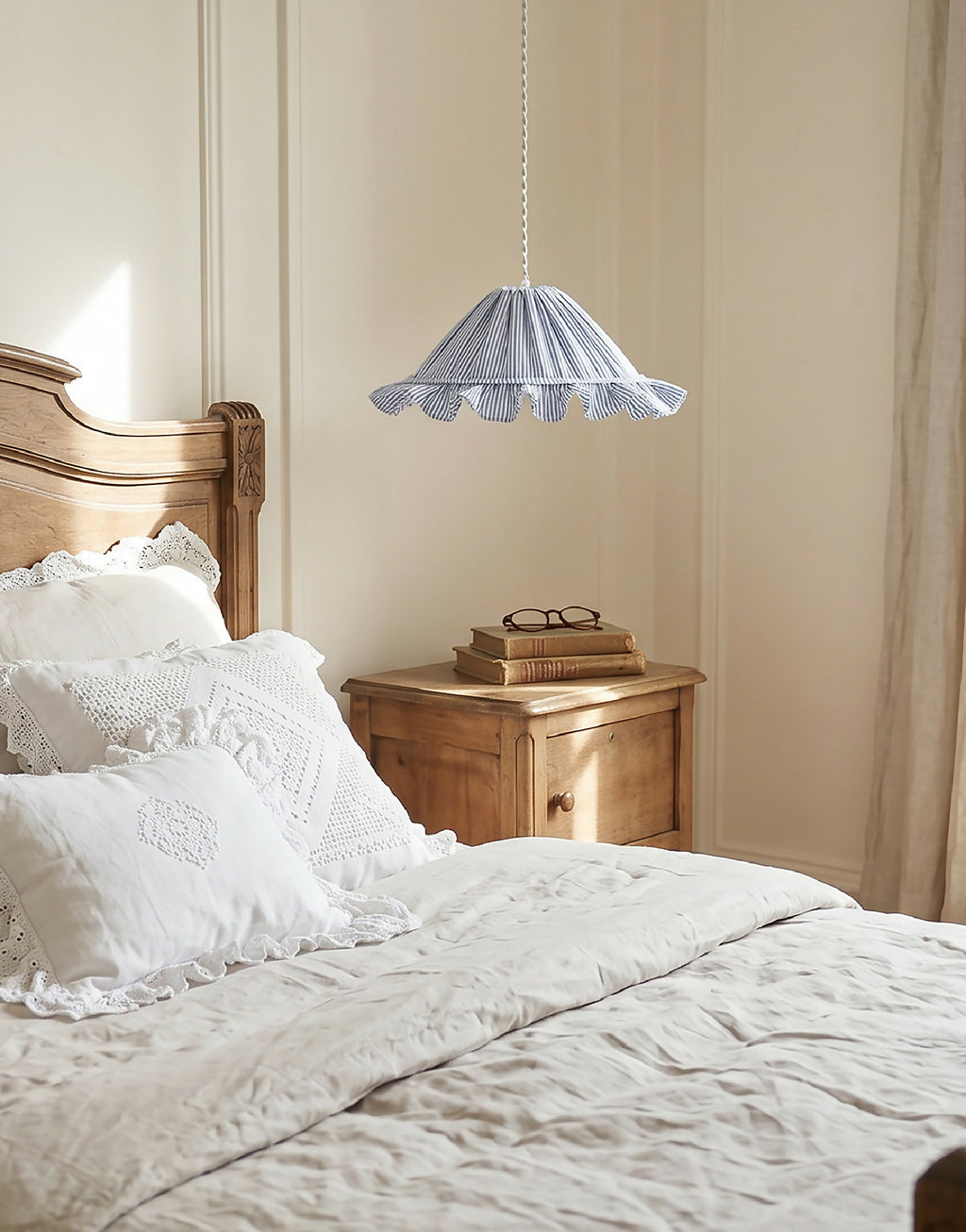 Abat-jour conique rayé bleu et blanc avec volant, suspension au-dessus du lit