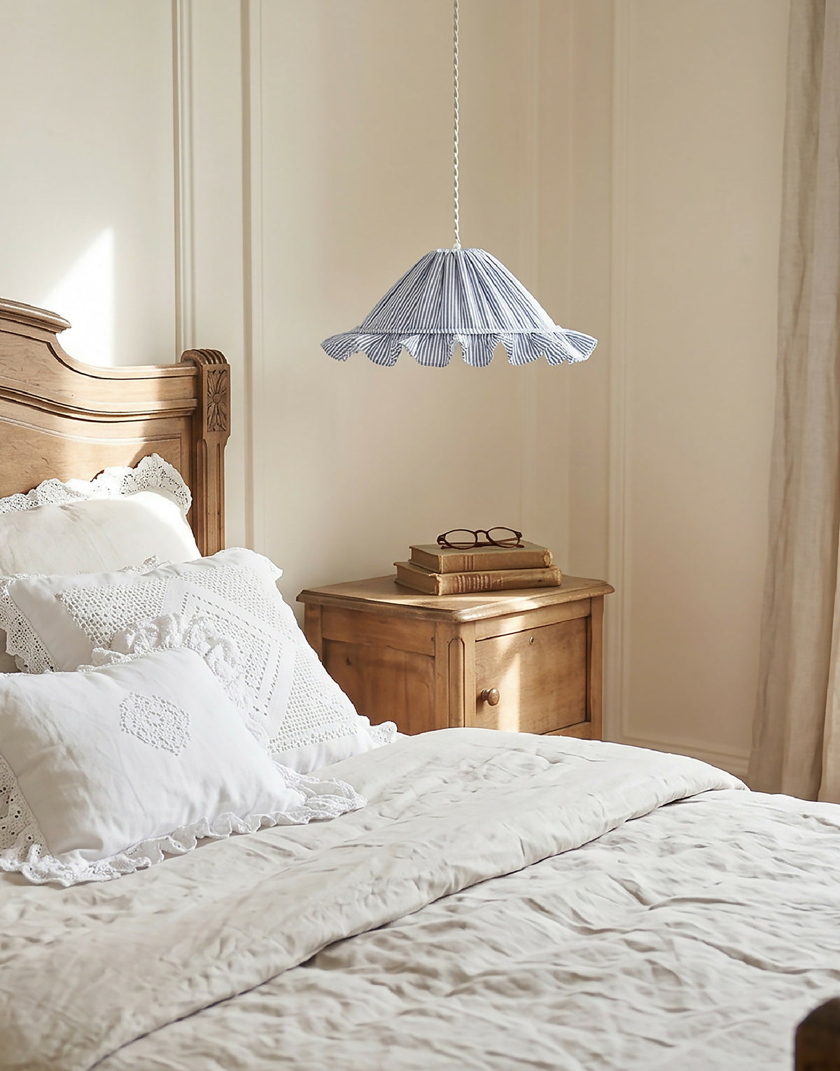 Abat-jour conique rayé bleu et blanc avec volant, suspension au-dessus du lit