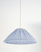 Suspension conique à fines rayures bleues, abat-jour arrondi suspendu par câble.
