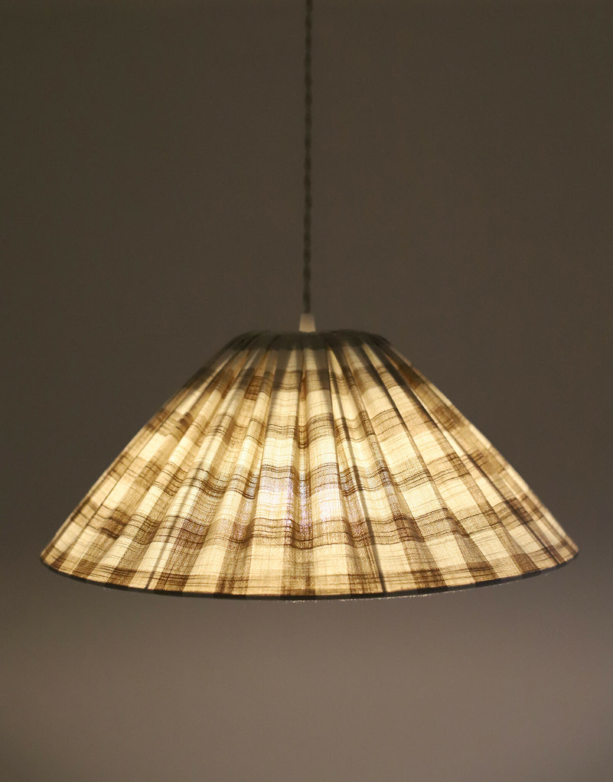 Lampe suspendue conique à carreaux vichy beige, abat-jour en coton éclairé