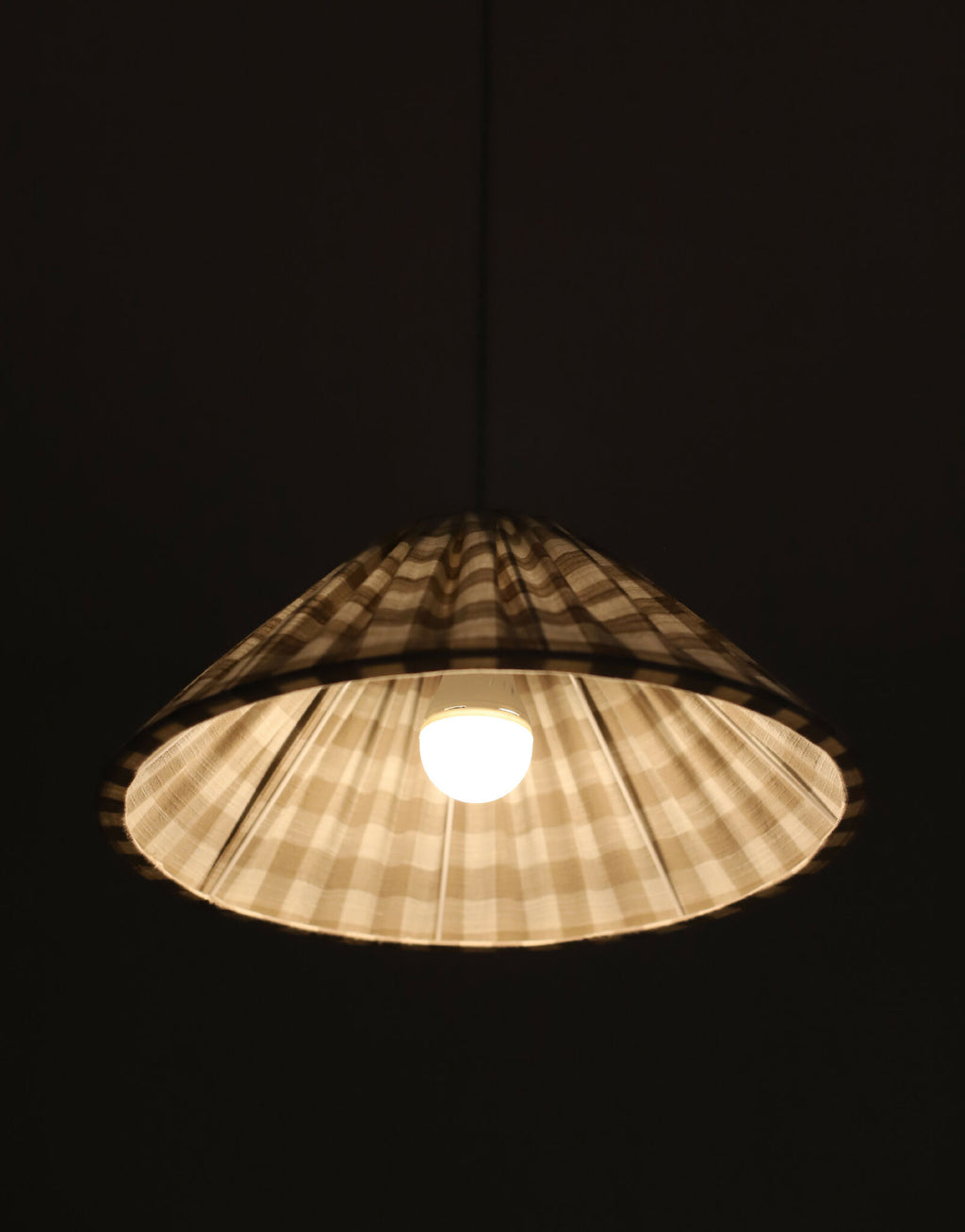 Abat-jour conique en coton vichy beige avec ampoule centrale, lumière diffusée
