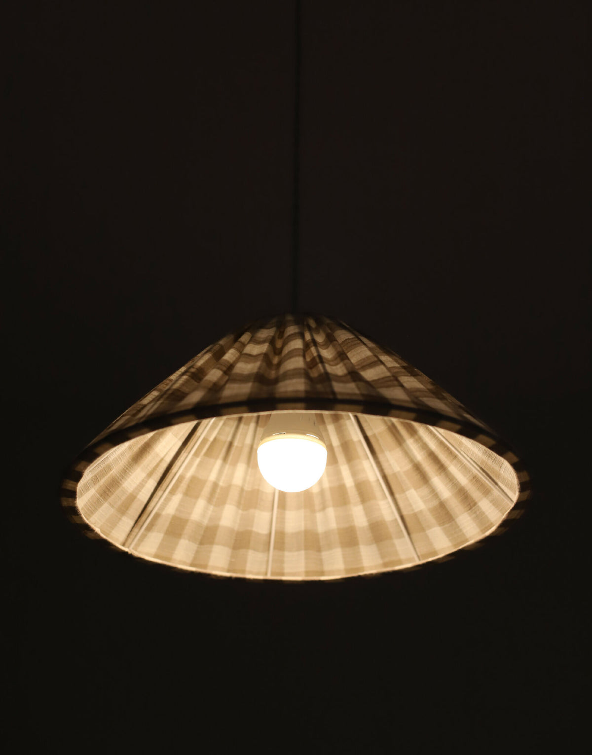 Abat-jour conique en coton vichy beige avec ampoule centrale, lumière diffusée