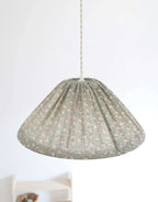 Suspension conique en tissu vert à motif de petits hérissons