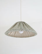 Suspension conique à motif hérissons verts, vue de dessous avec lumière allumée