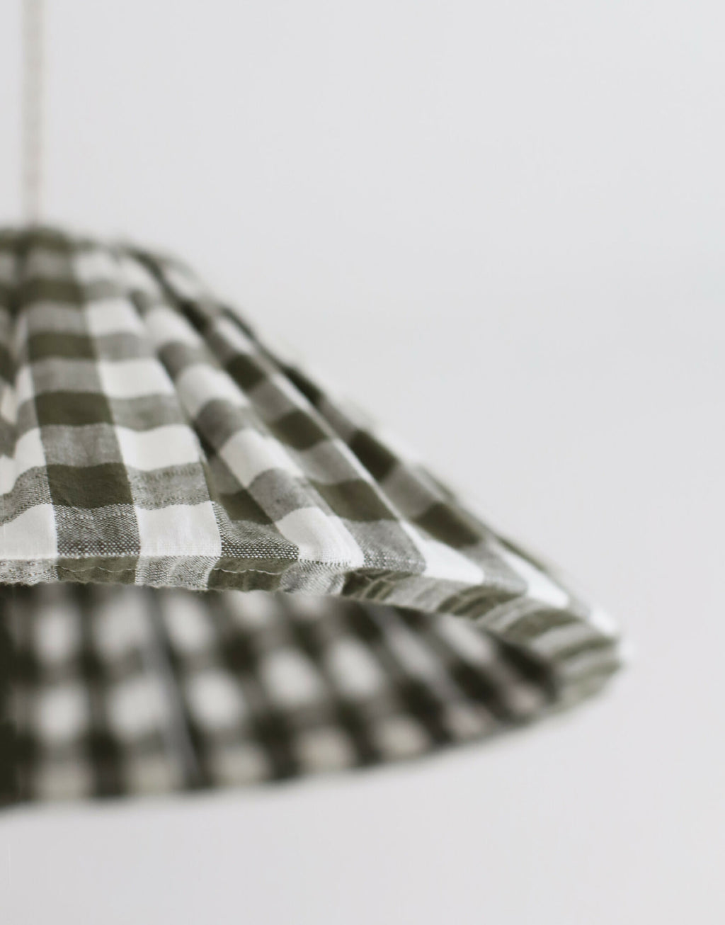 Abat-jour conique vichy vert kaki et blanc, détail latéral du tissu à carreaux