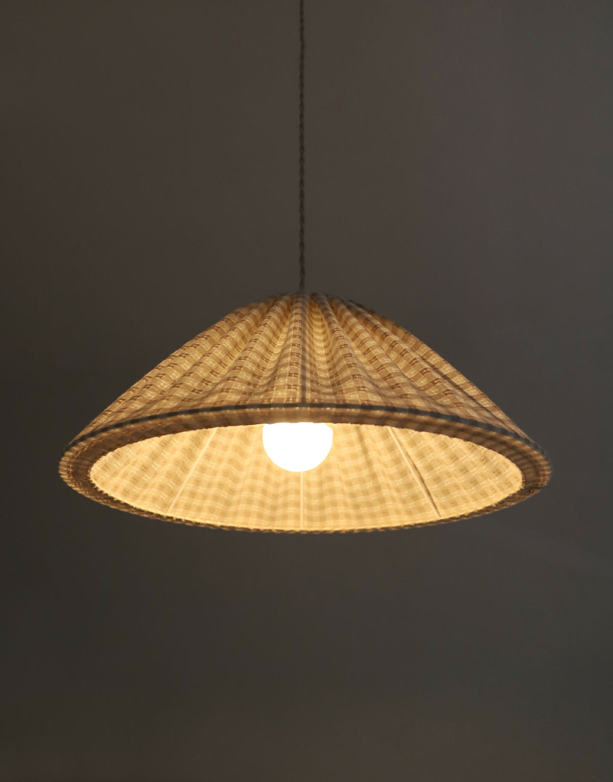 Suspension conique vichy beige et marron, petits carreaux, diffuseur clair au centre.