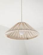 Suspension conique vichy beige clair, petits carreaux, vue dessous avec diffuseur blanc.
