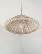 Suspension conique vichy beige clair, petits carreaux, douille blanche au centre.