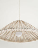 Suspension conique vichy beige clair, petits carreaux, gros plan du diffuseur blanc.