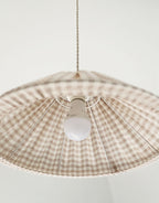 Suspension conique vichy beige clair, petits carreaux, support de douille et cordon.