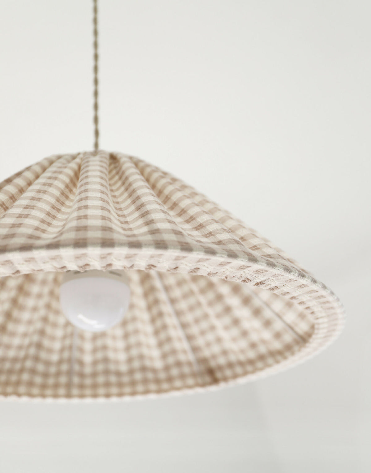 Suspension conique vichy beige clair, petits carreaux, vue latérale avec diffuseur.