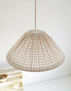 Suspension conique en tissu vichy beige clair, petits carreaux, forme arrondie.