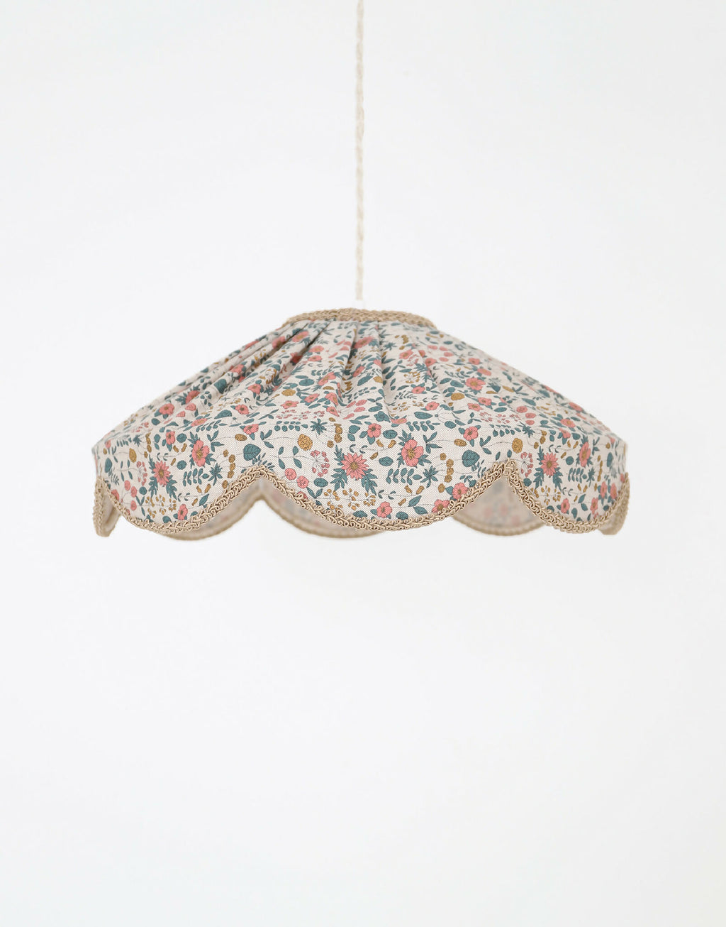 Abat-jour suspension festonné en tissu à fleurs, bordure arrondie et finitions beige.