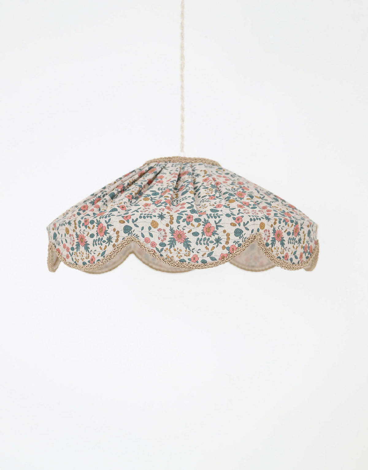 Abat-jour suspension festonné en tissu à fleurs, bordure arrondie et finitions beige.