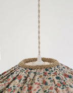 Suspension de l’abat-jour : cordelette en haut et bord festonné en tissu beige.