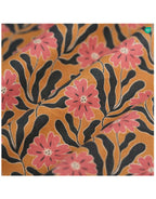 Tissu floral de l’abat-jour : fleurs roses sur fond sombre, motifs botaniques détaillés.