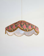 Abat-jour de suspension festonné floral, bord doré, intérieur clair avec motif végétal.