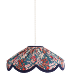 Suspension abat-jour festonné en tissu floral mille fleurs, bord bleu marine foncé.