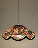 Suspension abat-jour en tissu floral mille fleurs, motif dense multicolore, bord festonné.