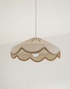 Suspension abat-jour beige festonné, motif de bordure en ruban brun